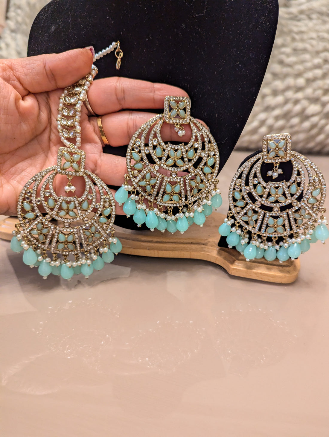 Oversized earrings with tikka jewellery set