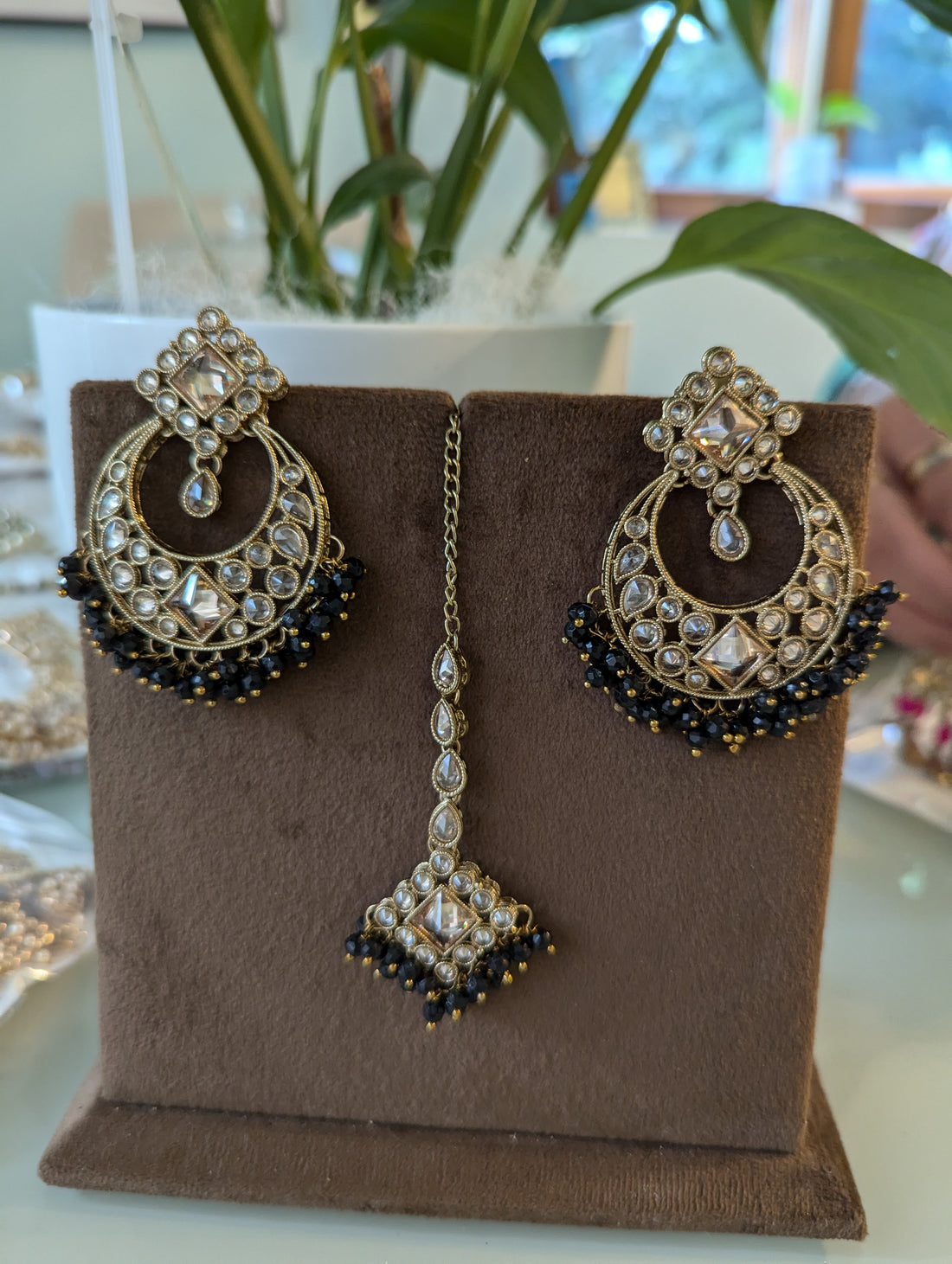 Black oversized earrings tikka set