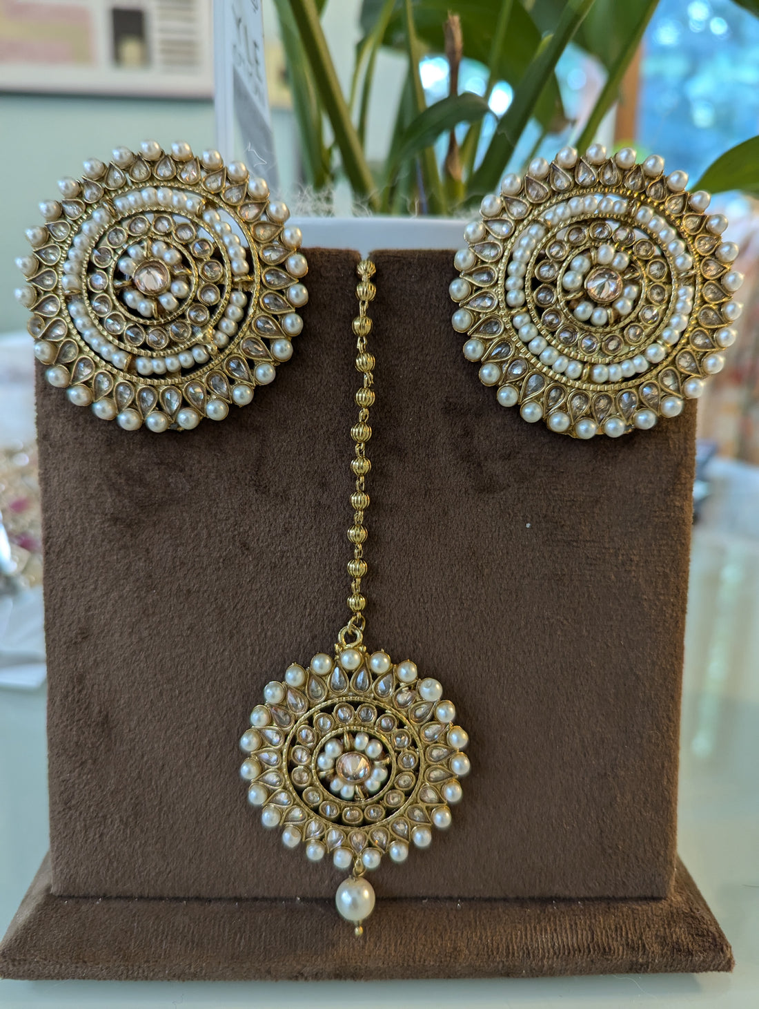 White and champagne colour earrings tikka jewellery set