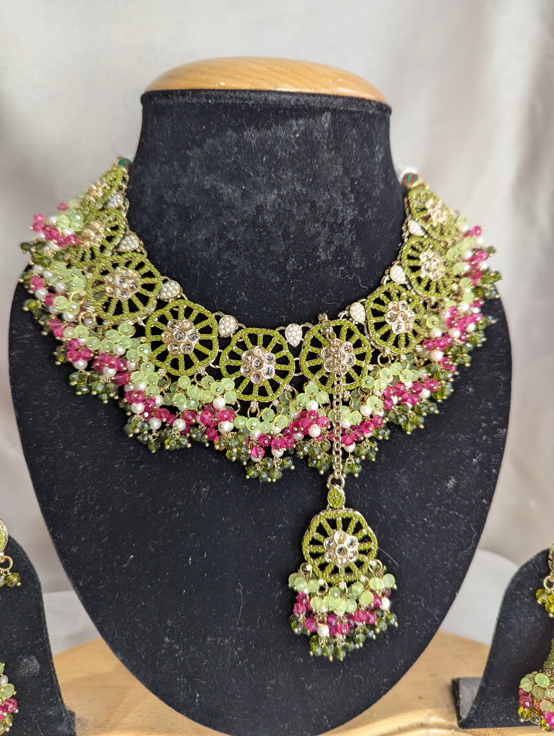 Pakistani style chokkar necklace jewellery set for bridal mehndi with earrings tikka set