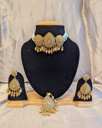 Choker Necklace – Bold Elegance with Timeless Appeal