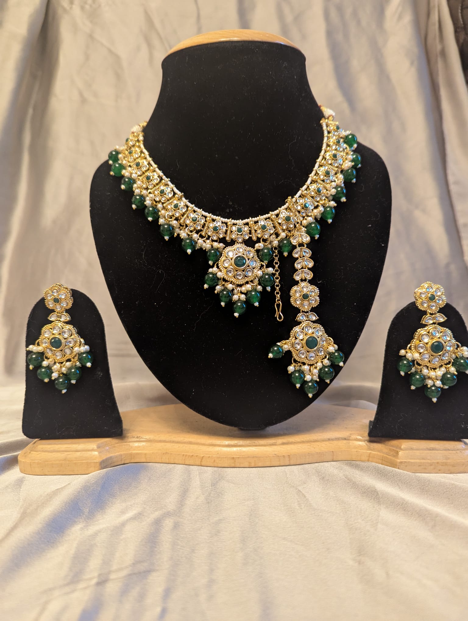 Green kundan jewelery - Image 2